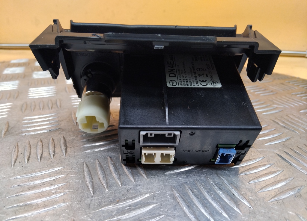 Гнездо AUX / USB IN