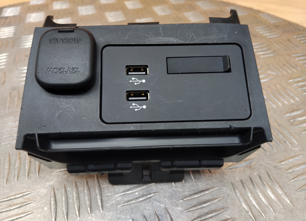 Гнездо AUX / USB IN