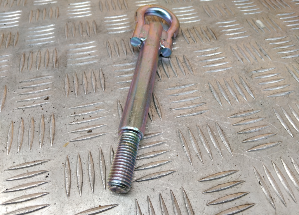 Крюк буксировочный