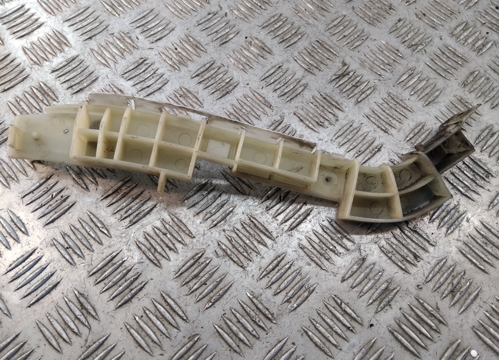 Кронштейн заднего бампера правый