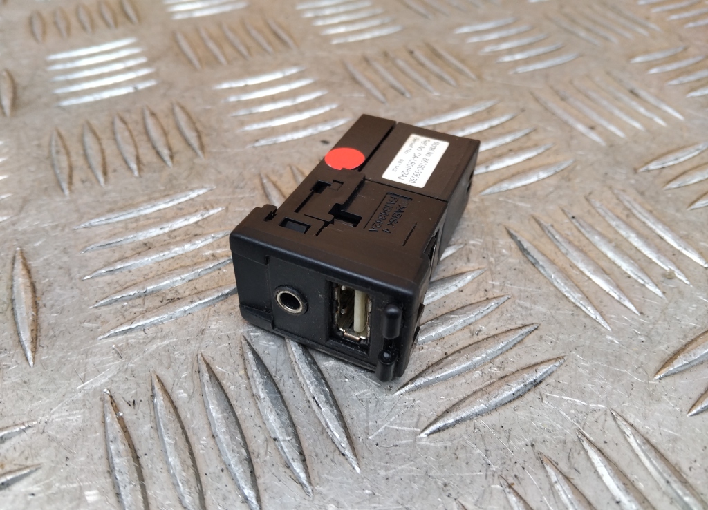 Гнездо AUX / USB IN