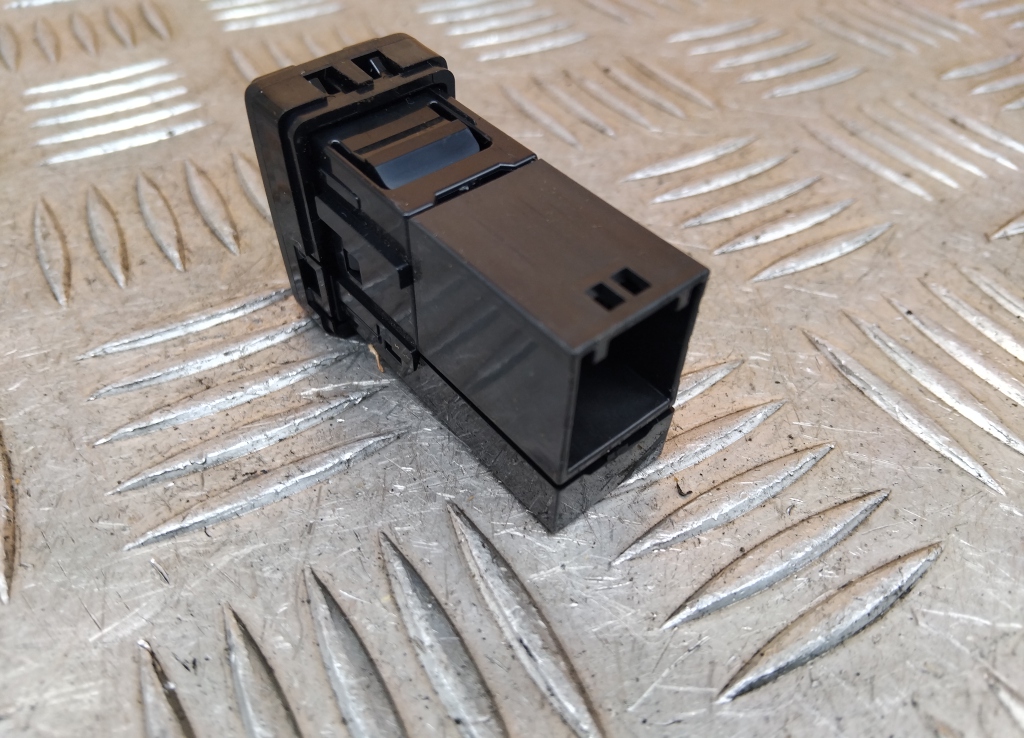 Гнездо AUX / USB IN