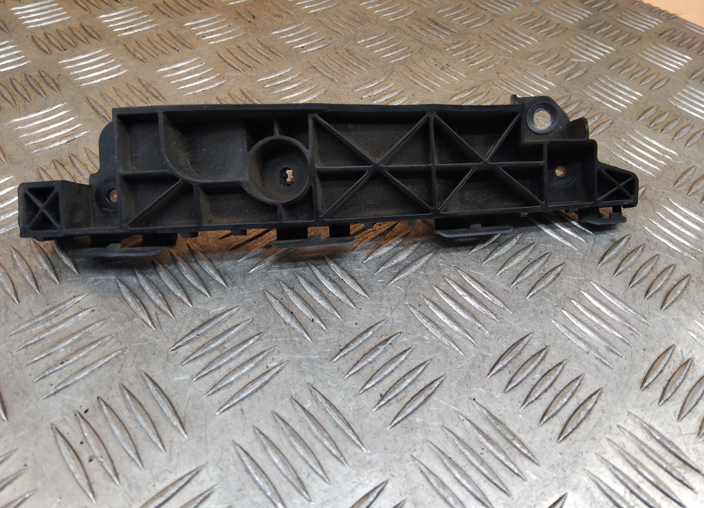 Кронштейн переднего бампера левый