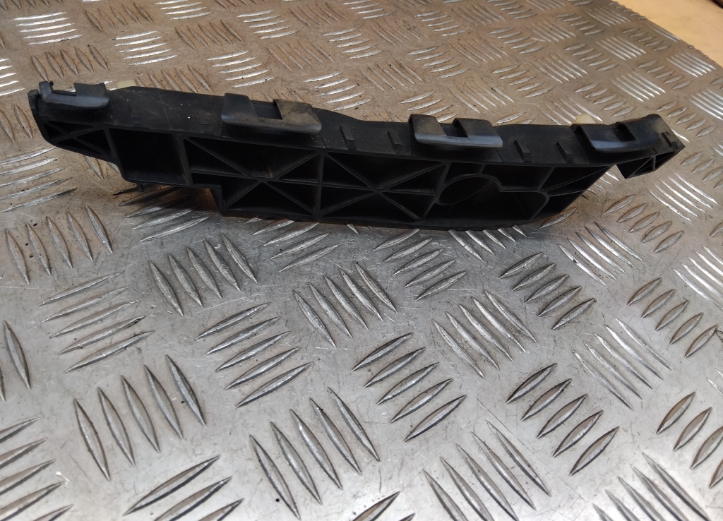 Кронштейн переднего бампера левый