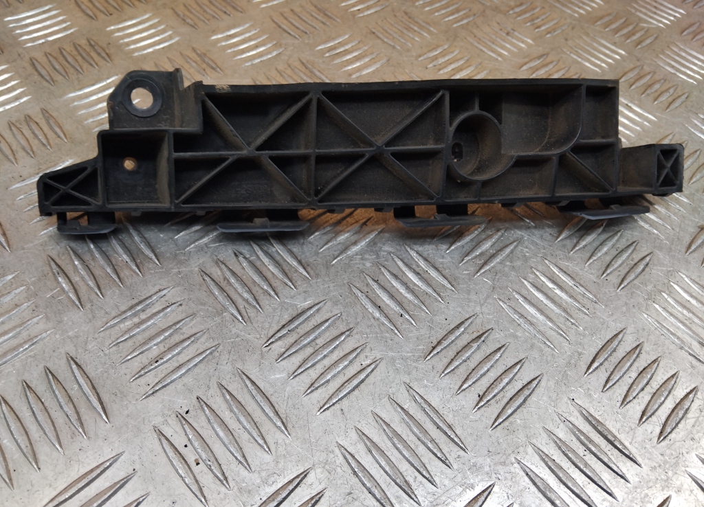 Кронштейн переднего бампера правый