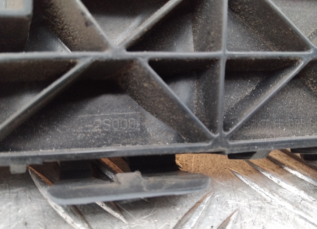 Кронштейн переднего бампера правый