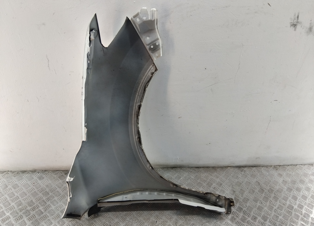 Крыло переднее левое