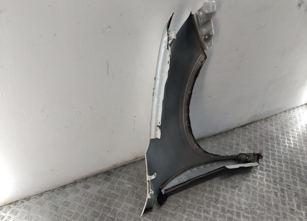 Крыло переднее левое