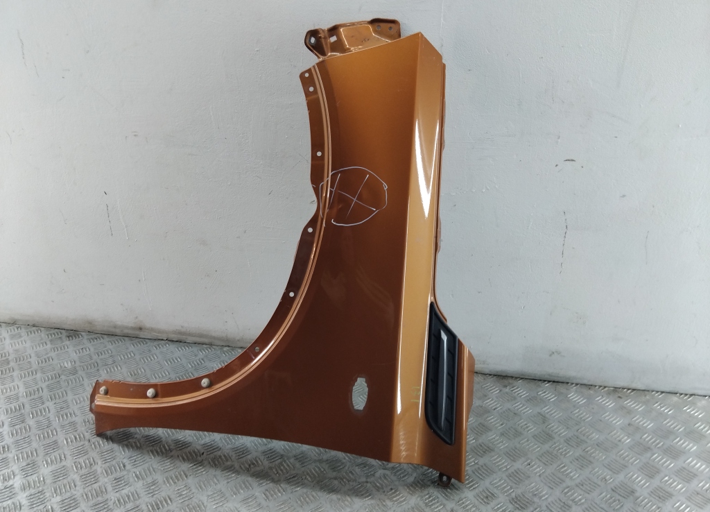 Крыло переднее левое