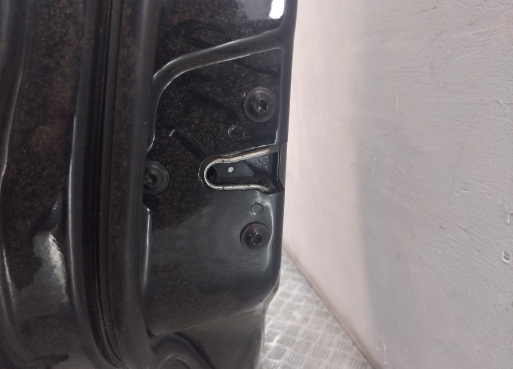 Замок двери задней левой