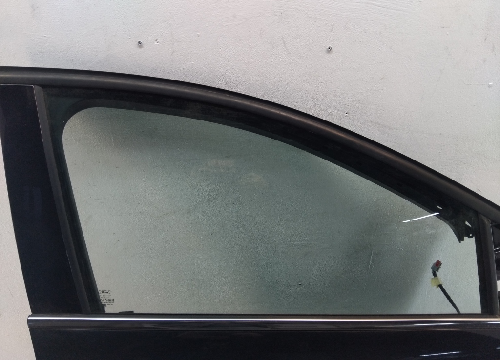 Стекло двери передней правой