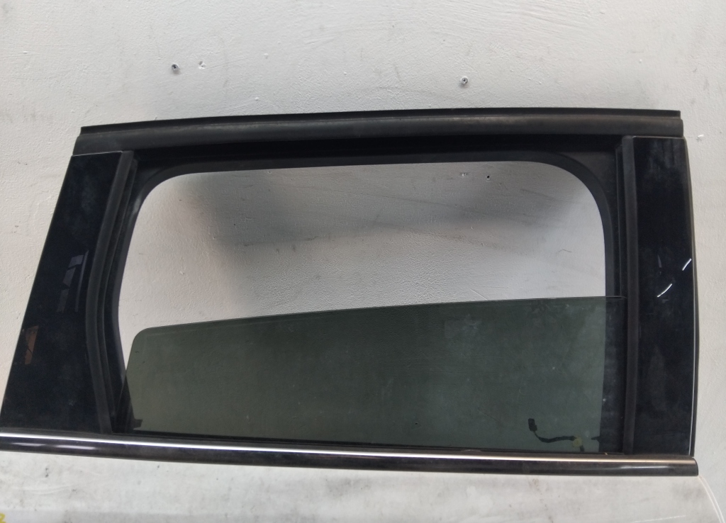 Стекло двери задней правой