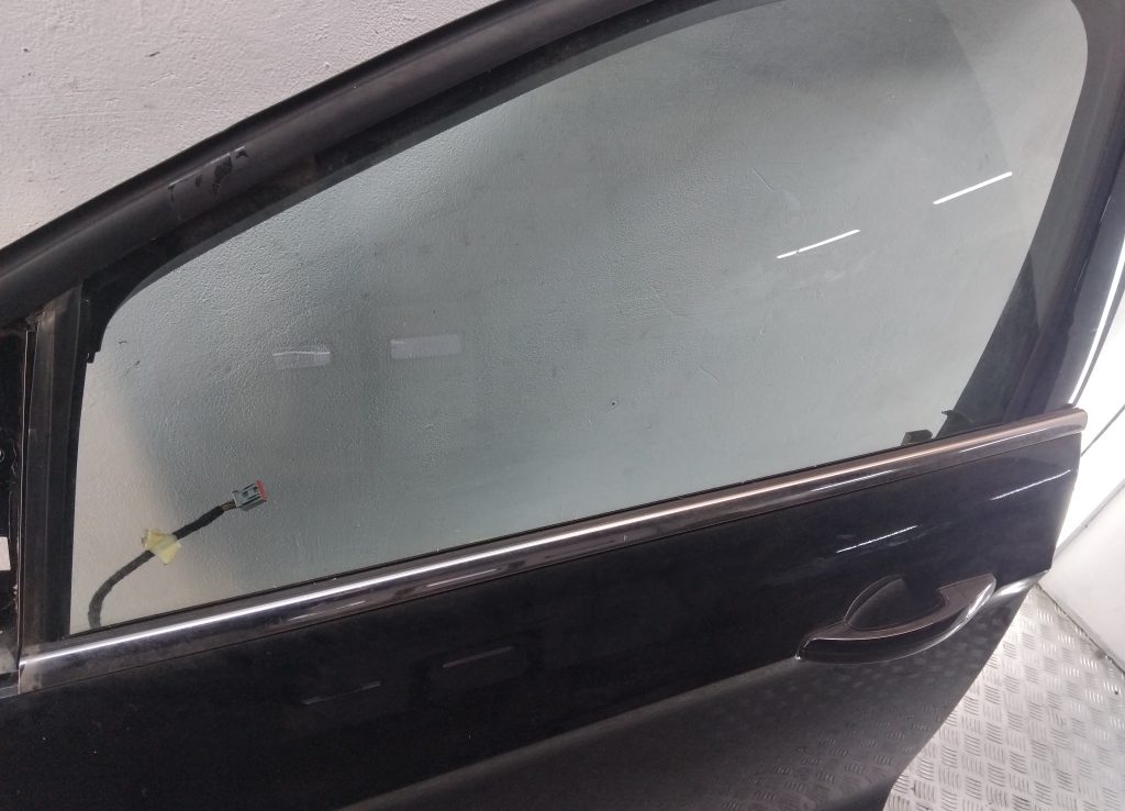 Накладка стекла переднего левого