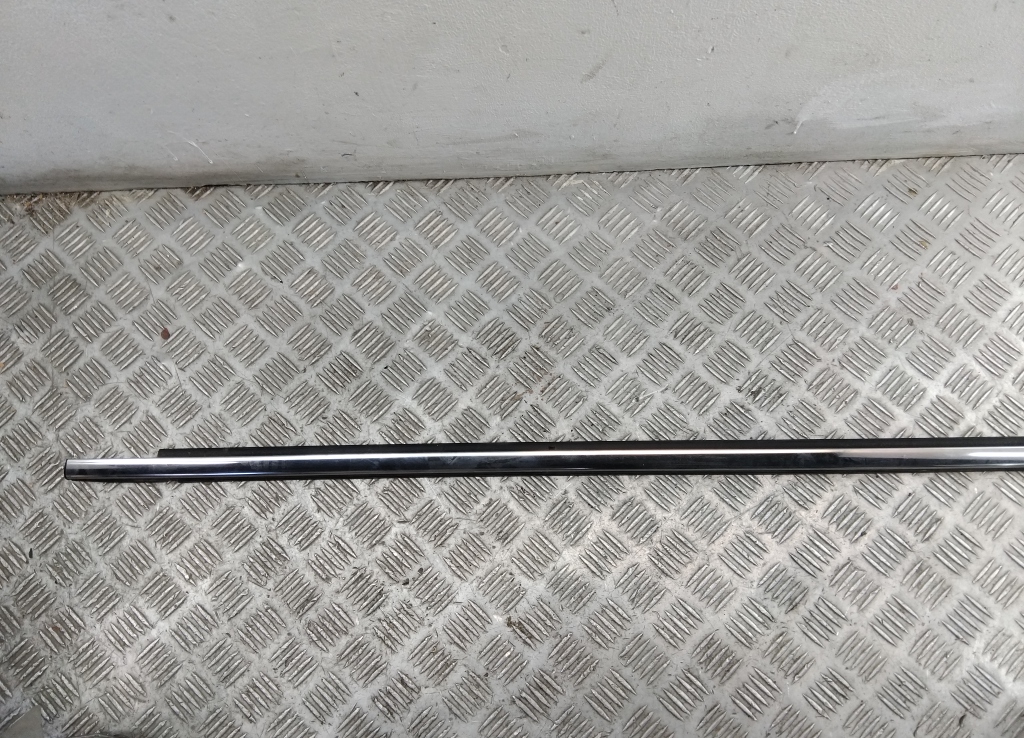 Накладка стекла переднего левого