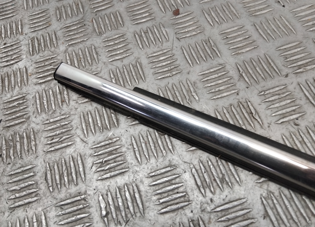 Накладка стекла переднего левого