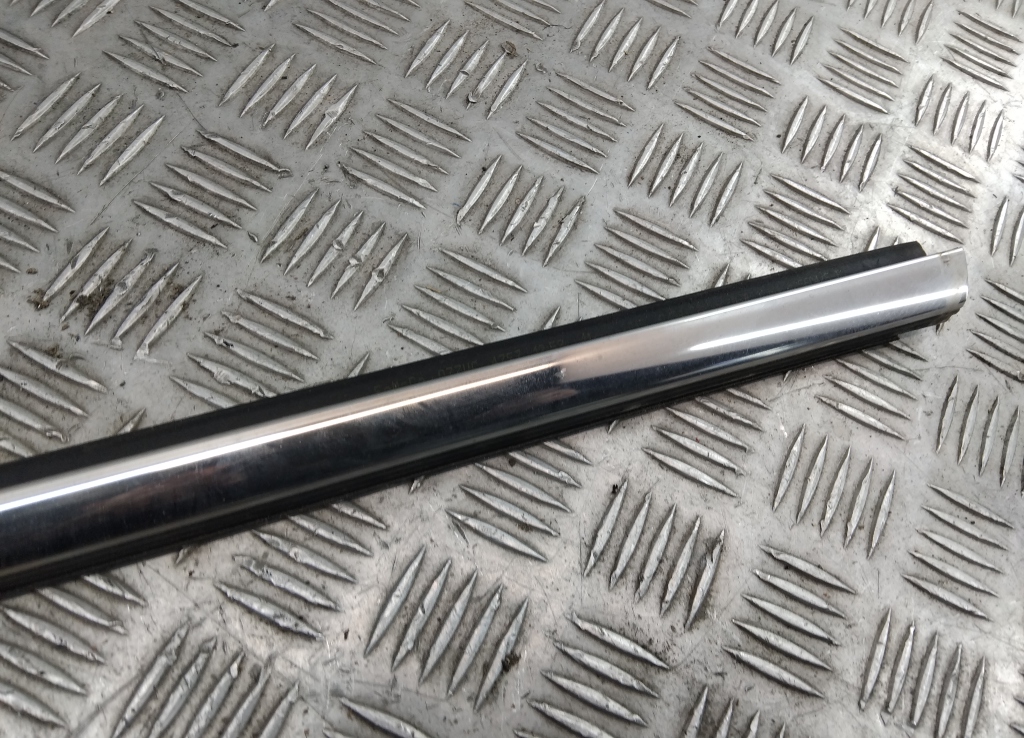 Накладка стекла переднего левого