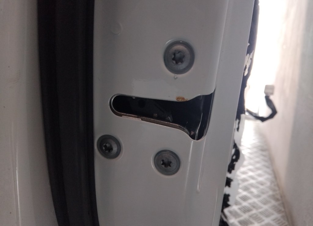 Замок двери передней левой