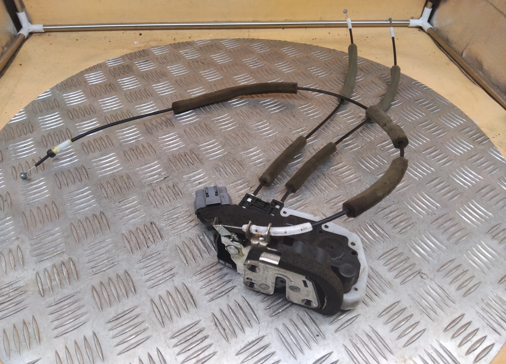 Замок двери передней левой