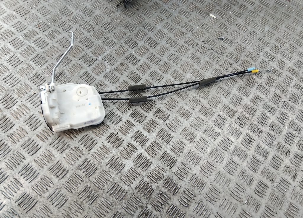 Замок двери передней левой