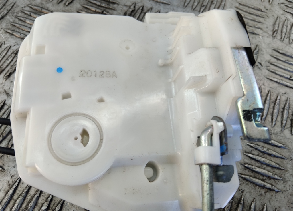 Замок двери передней левой