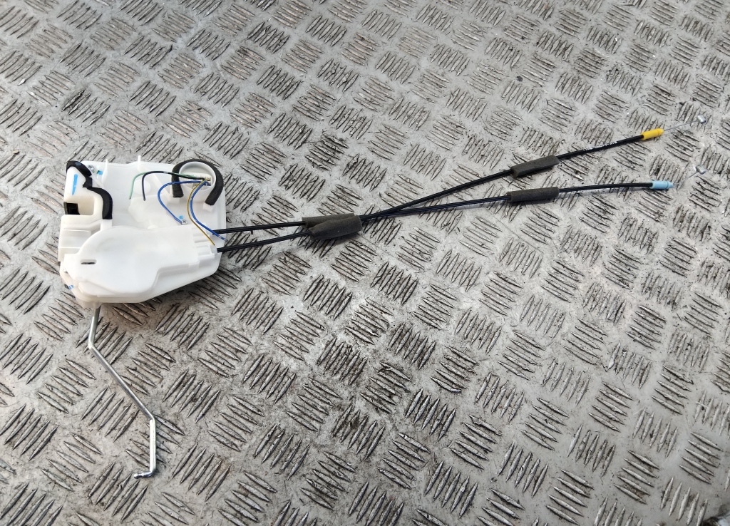 Замок двери передней левой