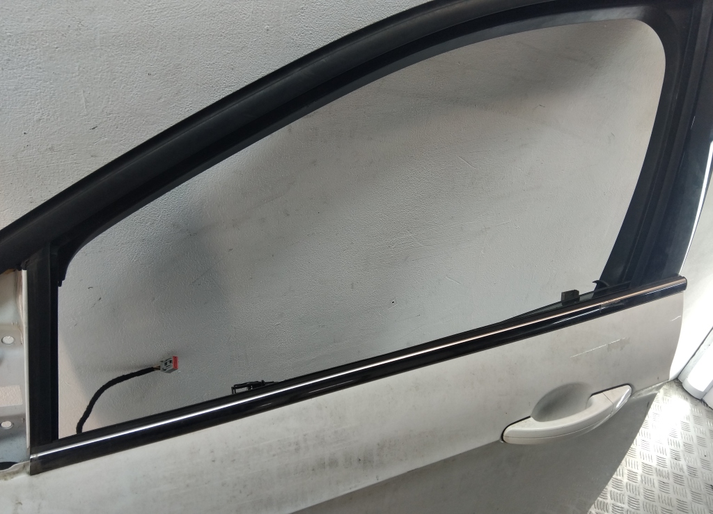 Накладка стекла переднего левого