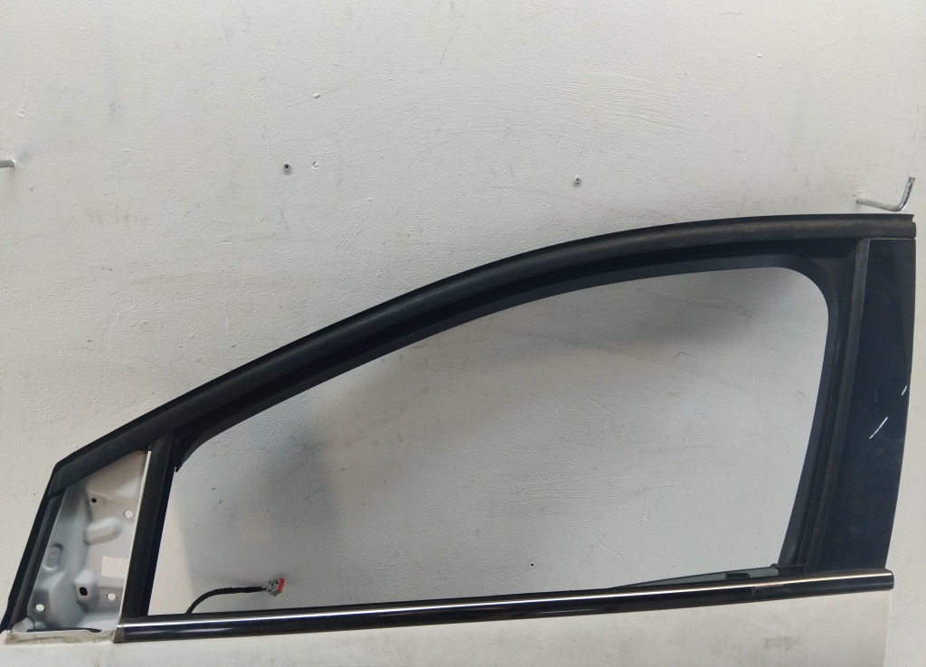 Стекло двери передней левой