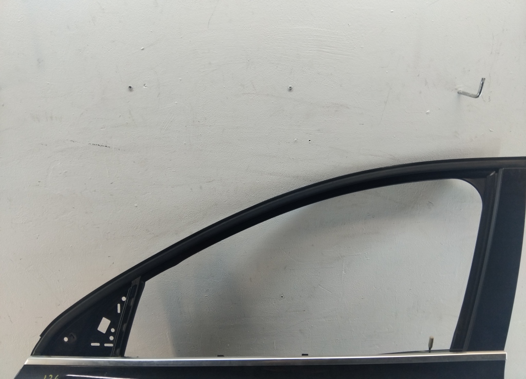 Стекло двери передней левой