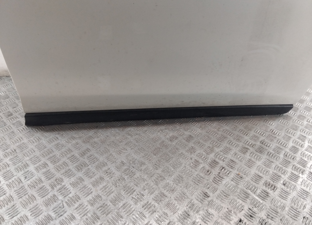 Накладка двери передней правой