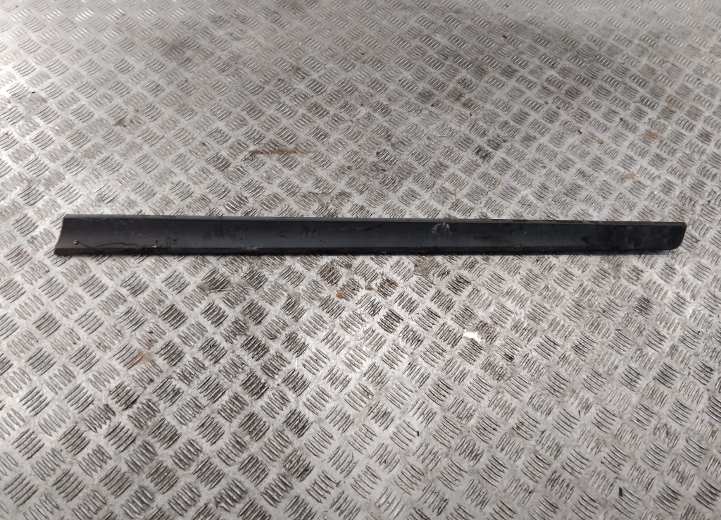 Накладка двери передней правой