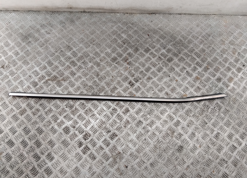 Накладка стекла переднего правого