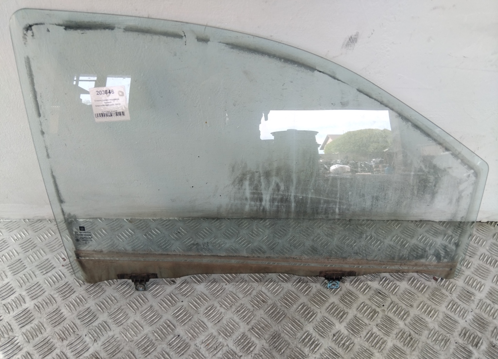 Стекло двери передней правой