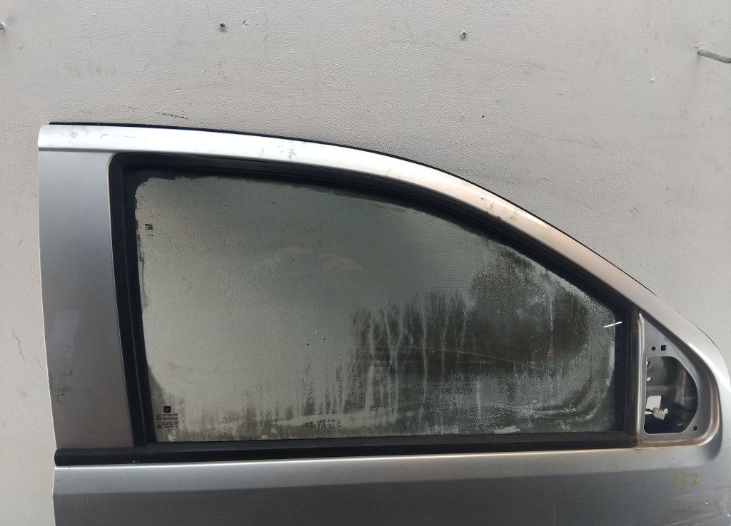 Стекло двери передней правой