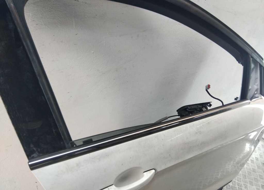 Накладка стекла переднего правого