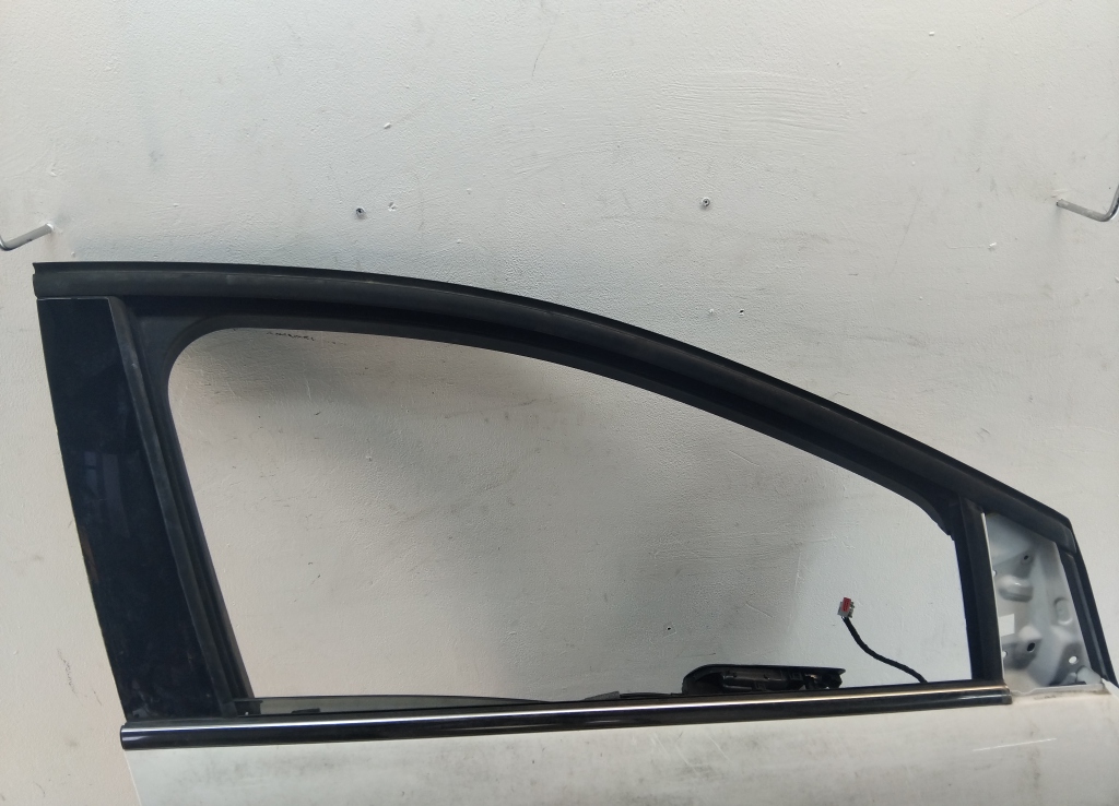 Стекло двери передней правой