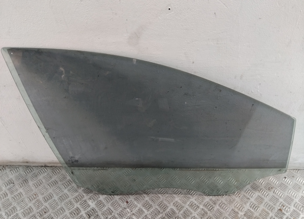 Стекло двери передней правой