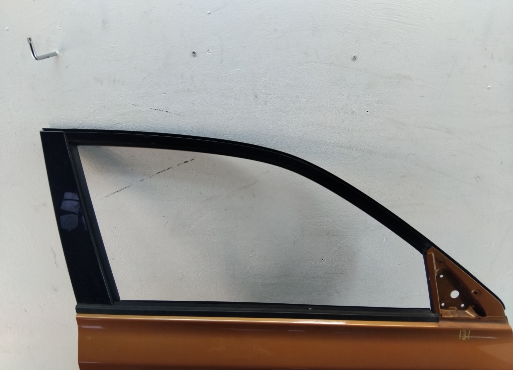 Стекло двери передней правой