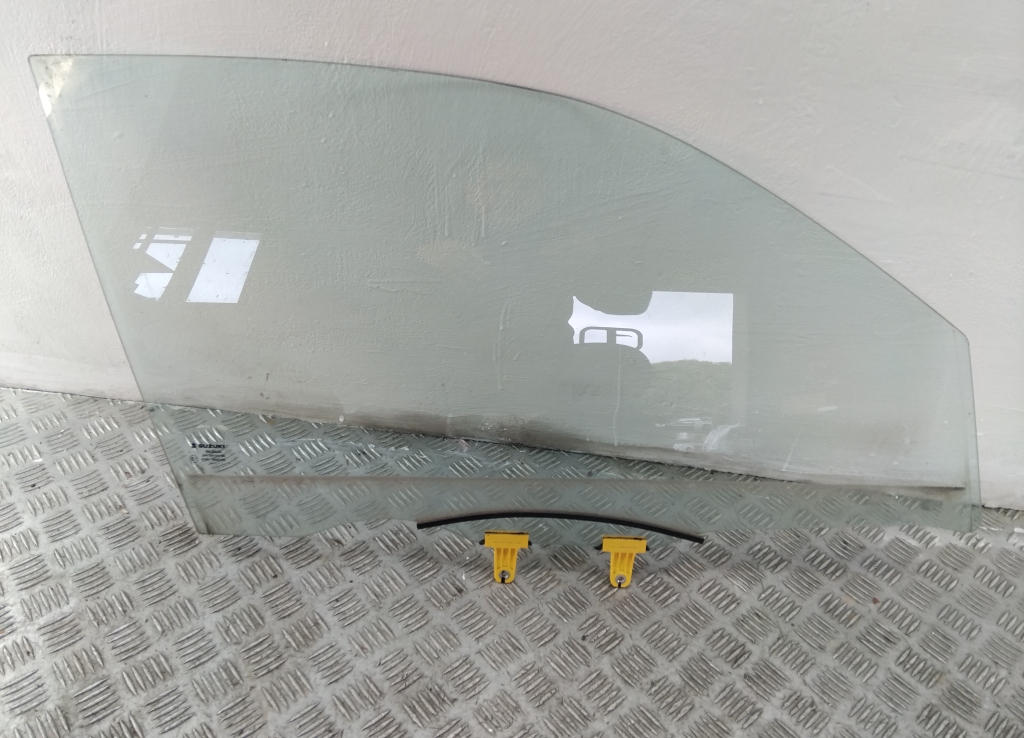 Стекло двери передней правой