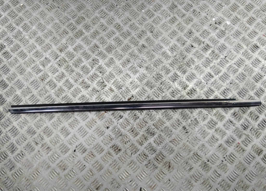 Накладка стекла переднего правого