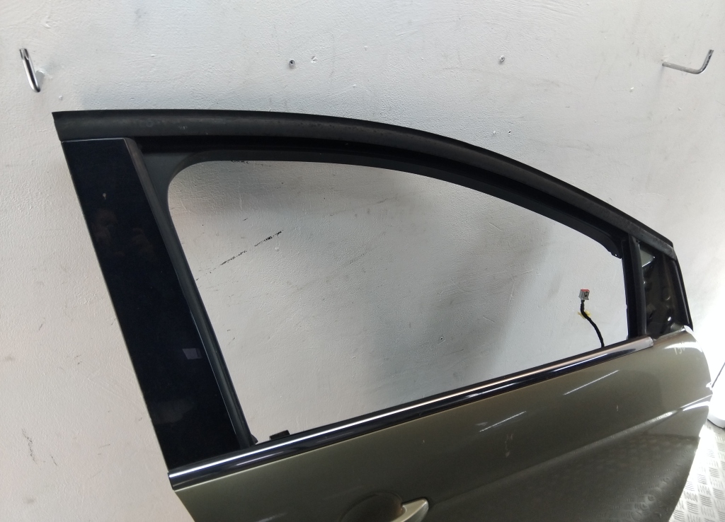 Накладка стекла переднего правого