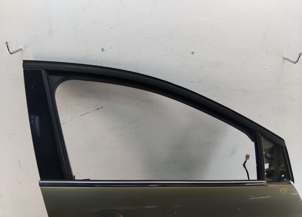 Стекло двери передней правой
