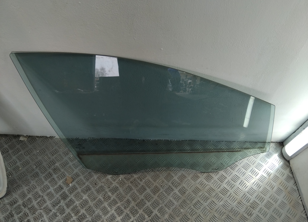 Стекло двери передней правой