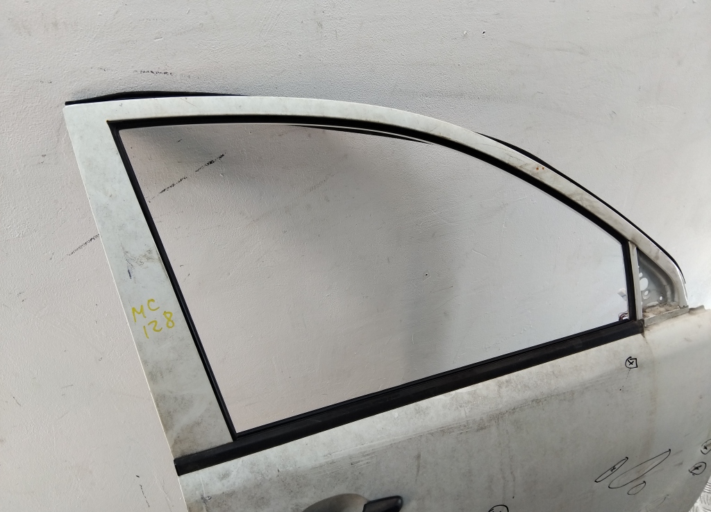 Накладка стекла переднего правого