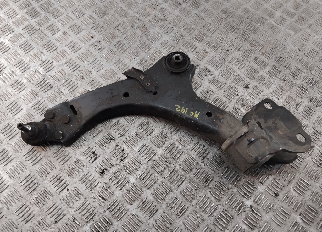 Рычаг передний левый