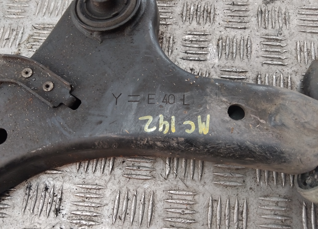 Рычаг передний левый