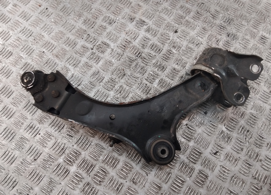 Рычаг передний левый