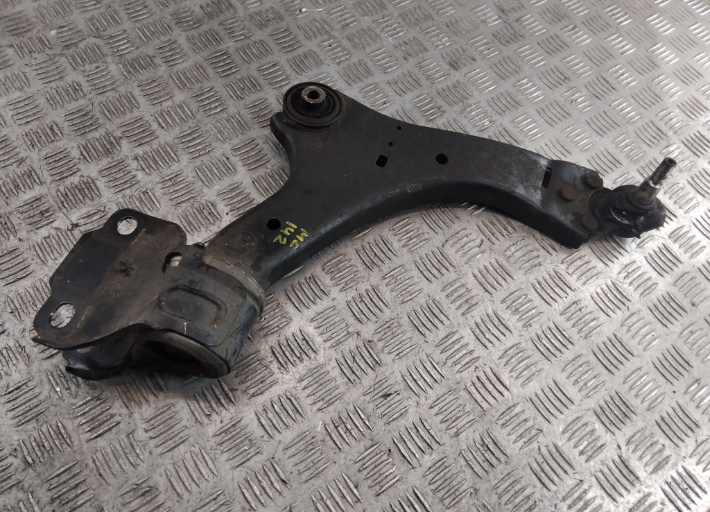 Рычаг передний правый