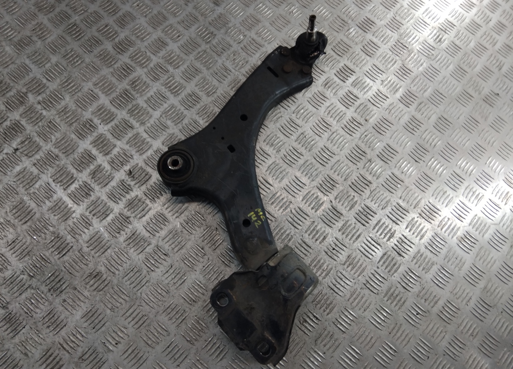 Рычаг передний правый