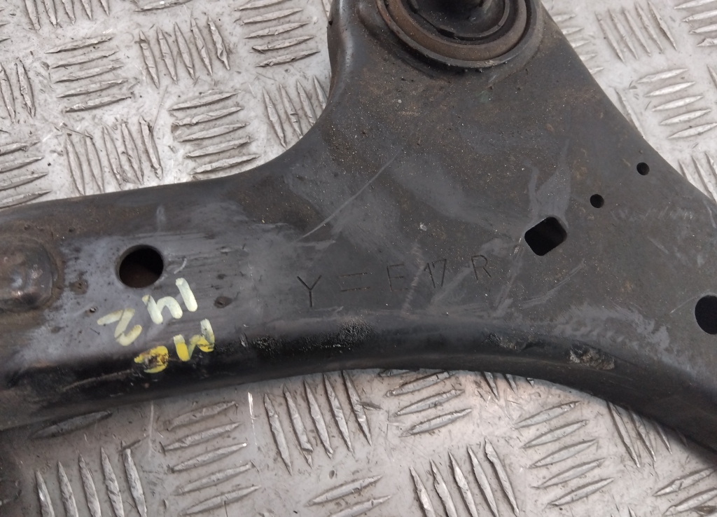 Рычаг передний правый