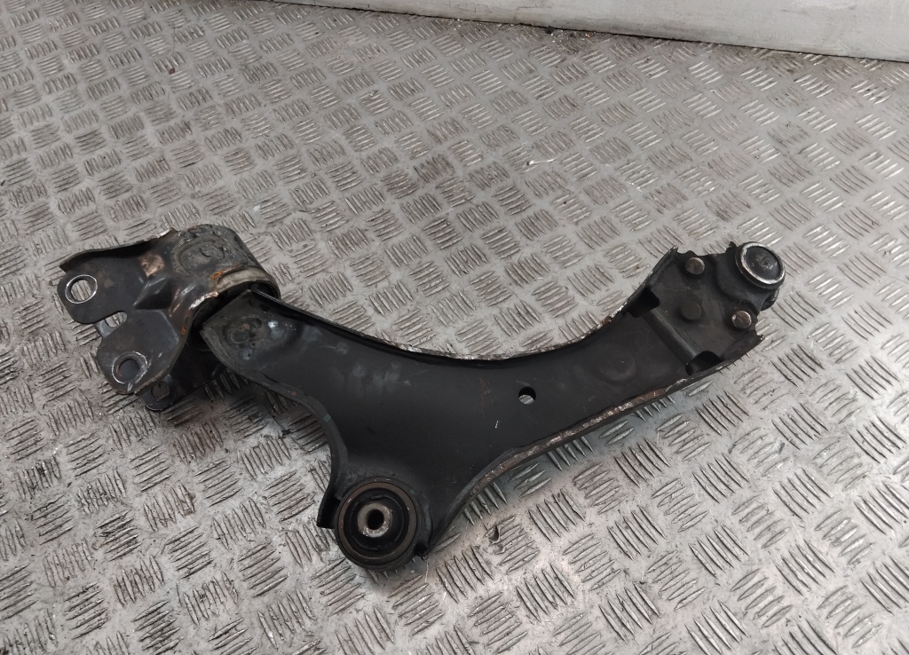 Рычаг передний правый